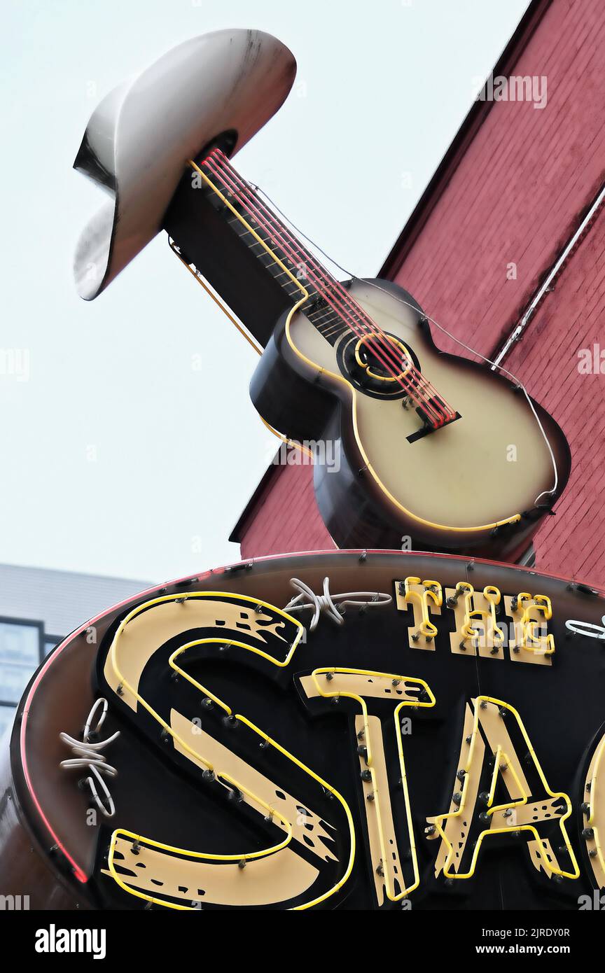 The Stage Neonreklame auf dem Broadway; Nashville, Tennessee, Vereinigte Staaten von Amerika Stock Photo