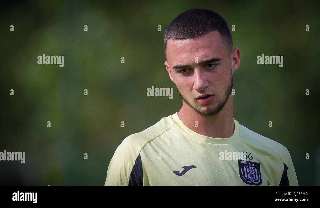 Anderlecht's Zeno Debast pictured during a training session of Belgian soccer team RSC Anderlecht, Wednesday 24 August 2022 in Brussels. Tomorrow RSCA will play Swiss club BSC Young Boys in the return game of the play-offs for the UEFA Conference League competition. BELGA PHOTO VIRGINIE LEFOUR Stock Photo
