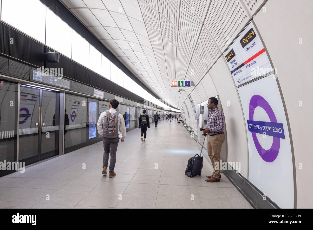 Tottenham court road underground roundel hi-res stock photography and ...