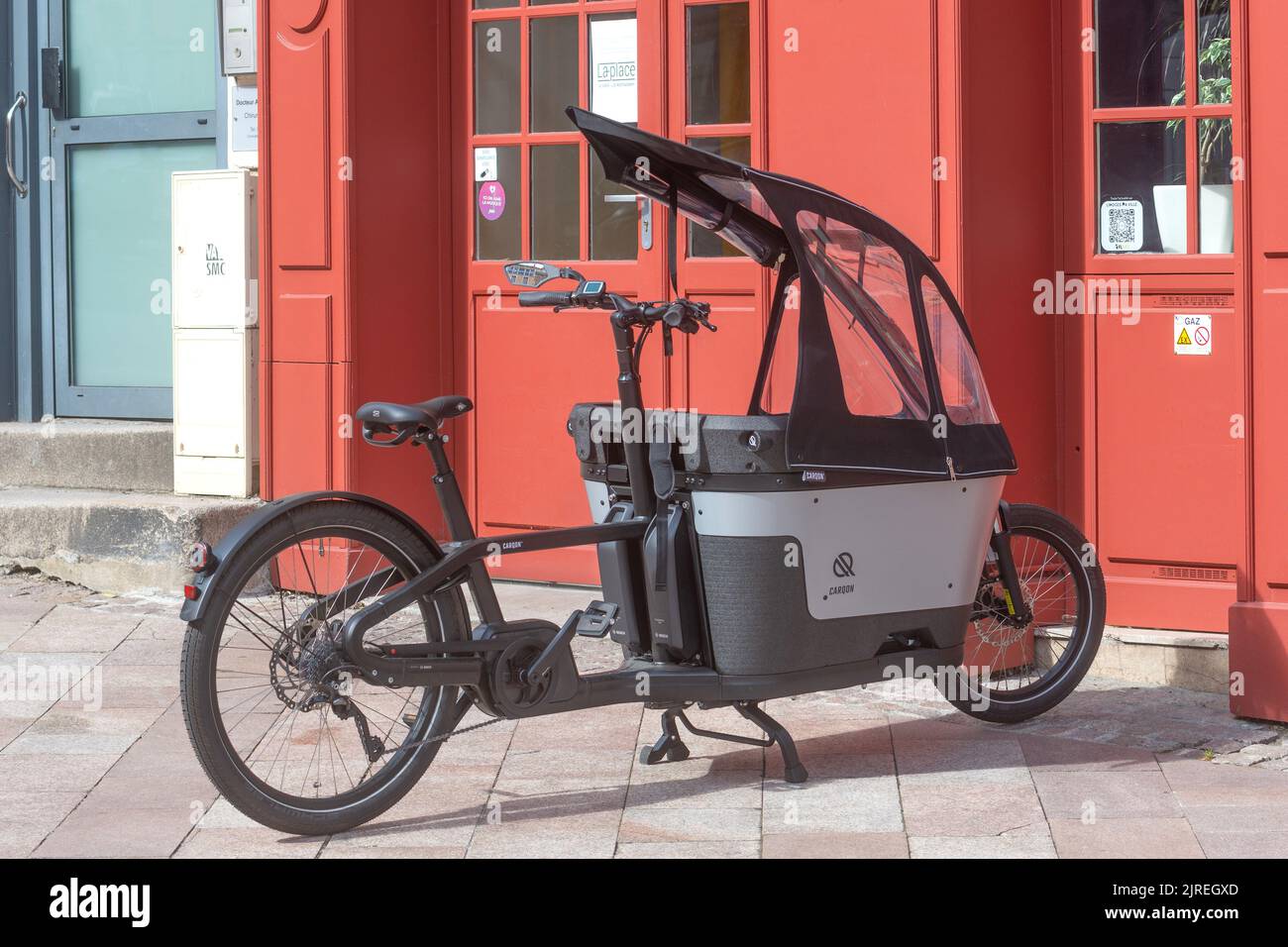 'Carqon Classic' electric assisted cargo bike - Limoges, Haute-Vienne (87), France. Stock Photo