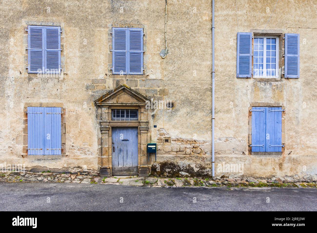 Traditional 18th century stone house in Haute-Vienne village - Compreignac, Haute-Vienne (87), France. Stock Photo