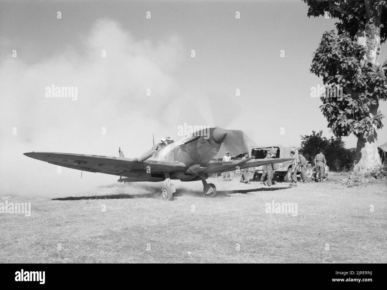 A Supermarine Spitfire Mk VIII of No. 155 Squadron about to take off from Tabingaung, Burma, January 1945. A Supermarine Spitfire Mark VIII of No. 155 Squadron RAF, creates a cloud of dust as the pilot opens up his throttle prior to take of at Tabingaung, Burma. Stock Photo