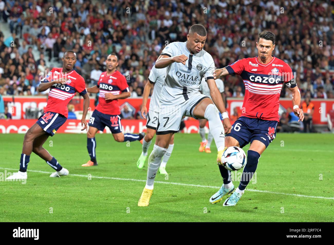 LILLE - (lr) Kylian Mbappe of Paris Saint-Germain, Jose Miguel da Rocha Fonte of LOSC Lille during the French Ligue 1 match between Lille OSC and Paris Saint Germain at Pierre-Mauroy Stadium on August 21, 2022 in Lille, France. ANP | Dutch Height | Gerrit van Keulen Stock Photo