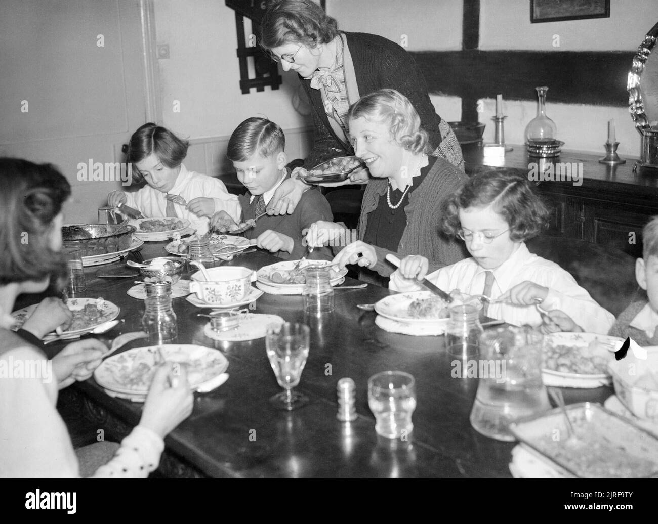 mrs-carter-enjoys-sunday-lunch-with-her-evacuated-children-michael-and