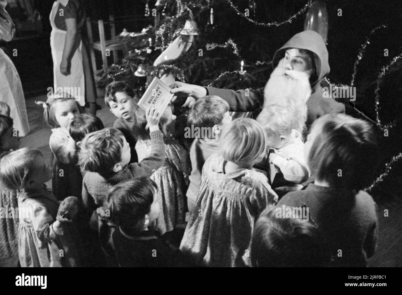 American Children Give British Party- Christmas For Evacuees, Henley-on-thames, Oxfordshire, 1941. Stock Photo