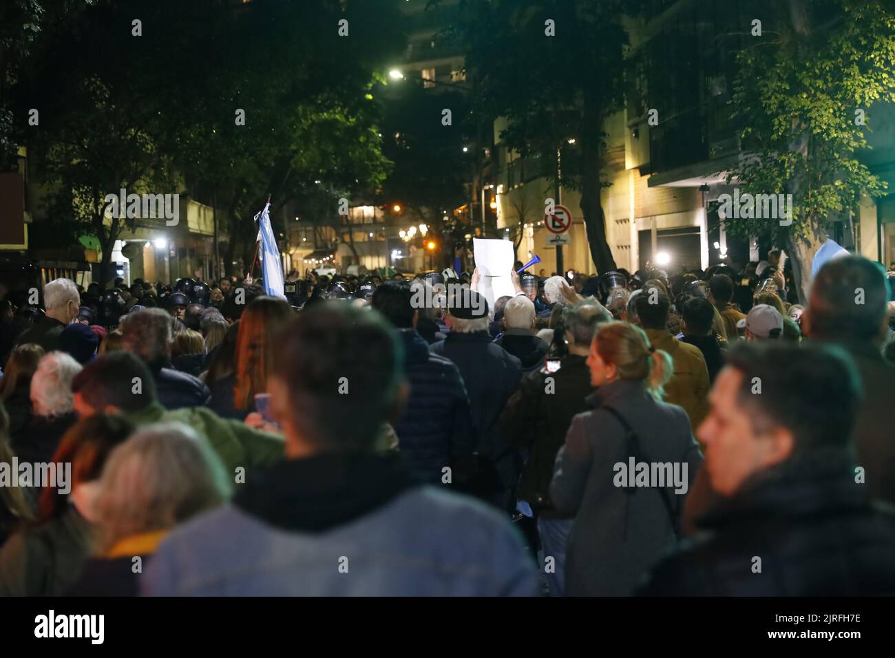 Buenos Aires, Argentina. 22nd Aug, 2022. Demonstration for and against Vice President Cristina Kirchner in front of her apartment after Prosecutor Diego Luciani requested 12 years in prison and lifelong disqualification from holding public office in Buenos Aires, Argentina on August 22, 2022. Protesters against the vice president. (Photo by Esteban Osorio/Pacific Press/Sipa USA) Credit: Sipa USA/Alamy Live News Stock Photo