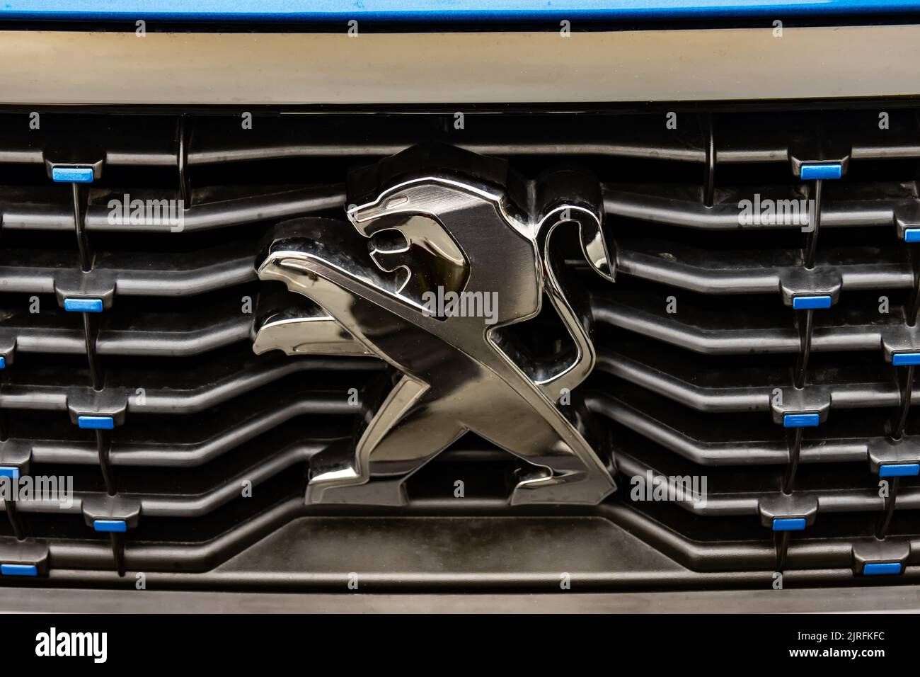 Peugeot Firmenlogo auf dem Auto. Peugeot ist eine französische  Automobilmarke von Stellantis. Lion-Logo auf dem Auto Stockfotografie -  Alamy