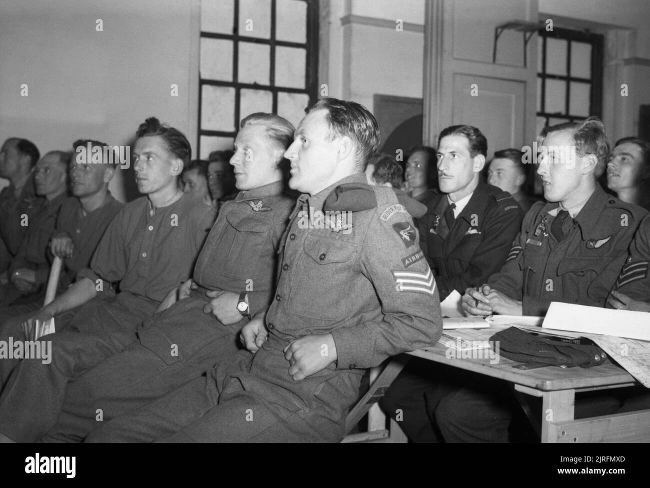 Glider pilots of 6th Airborne Division and RAF crews are briefed at RAF Harwell for the D-Day invasion, 5 June 1944. Glider pilots of 6th Airborne Division and RAF crews are briefed at RAF Harwell for the D Day invasion, 5 June 1944. Stock Photo
