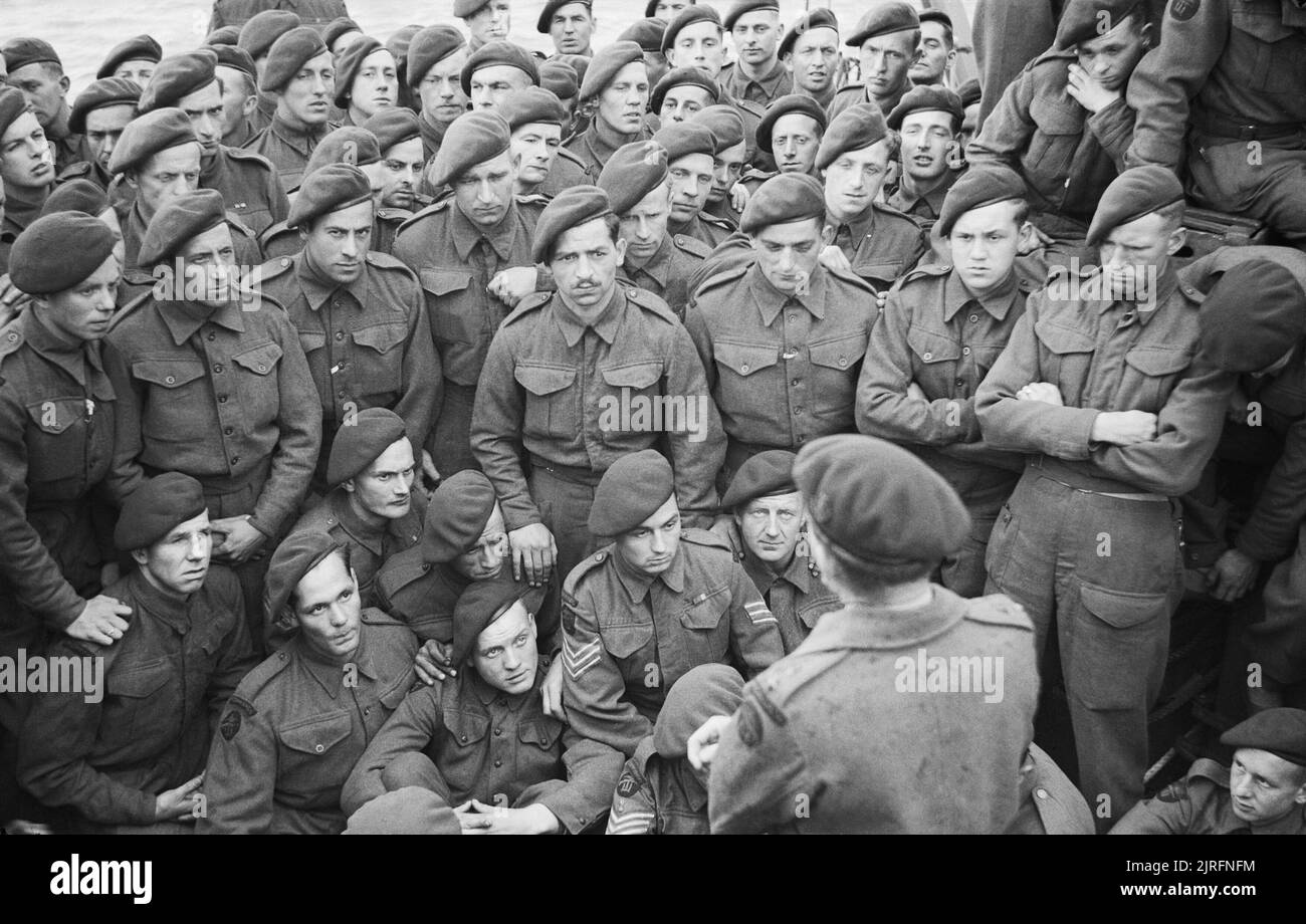 Operation Overlord (the Normandy Landings)- D-day 6 June 1944 Men of 4 Commando being briefed by Lt Col R Dawson in preparation for D Day. Stock Photo