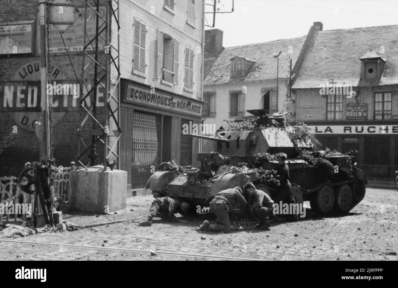 The British Army in France 1940 The crew of a Cruiser Mk IV tank work to repair one of its tracks in the town of Blangy, 26-29 May 1940. Stock Photo