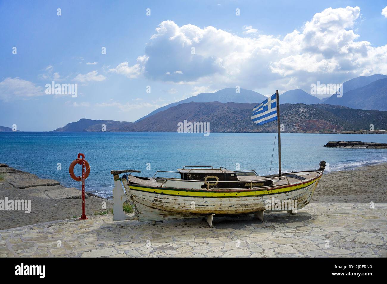 Altes Fischerboot mit griechischer Flagge am Strand von Ierapetra, der suedlichsten Stadt Griechenlands, Kreta, Griechenland, Europa | Old fishing boa Stock Photo