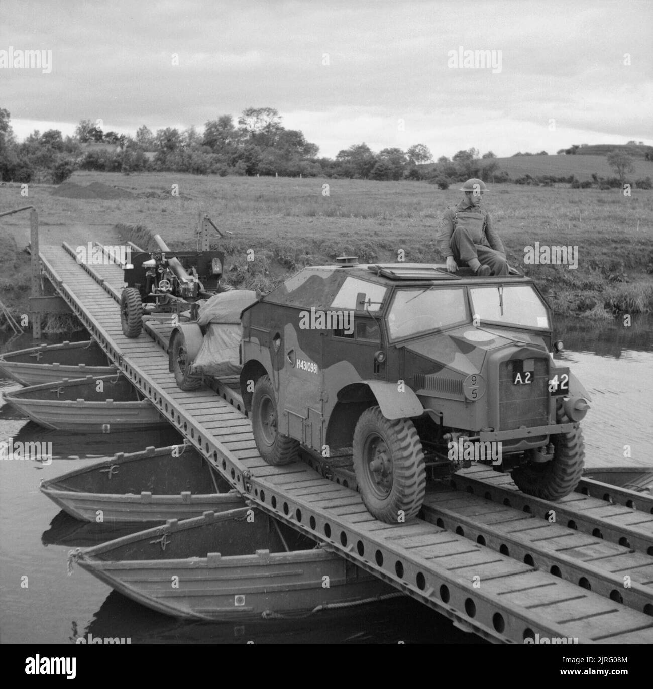 The British Army in the United Kingdom 1939-45 Morris-Commercial C8 'Quad' artillery tractor and 25-pdr field gun crossing a pontoon bridge at Slaght Bridge in Antrim, Northern Ireland, 26 June 1942. Stock Photo