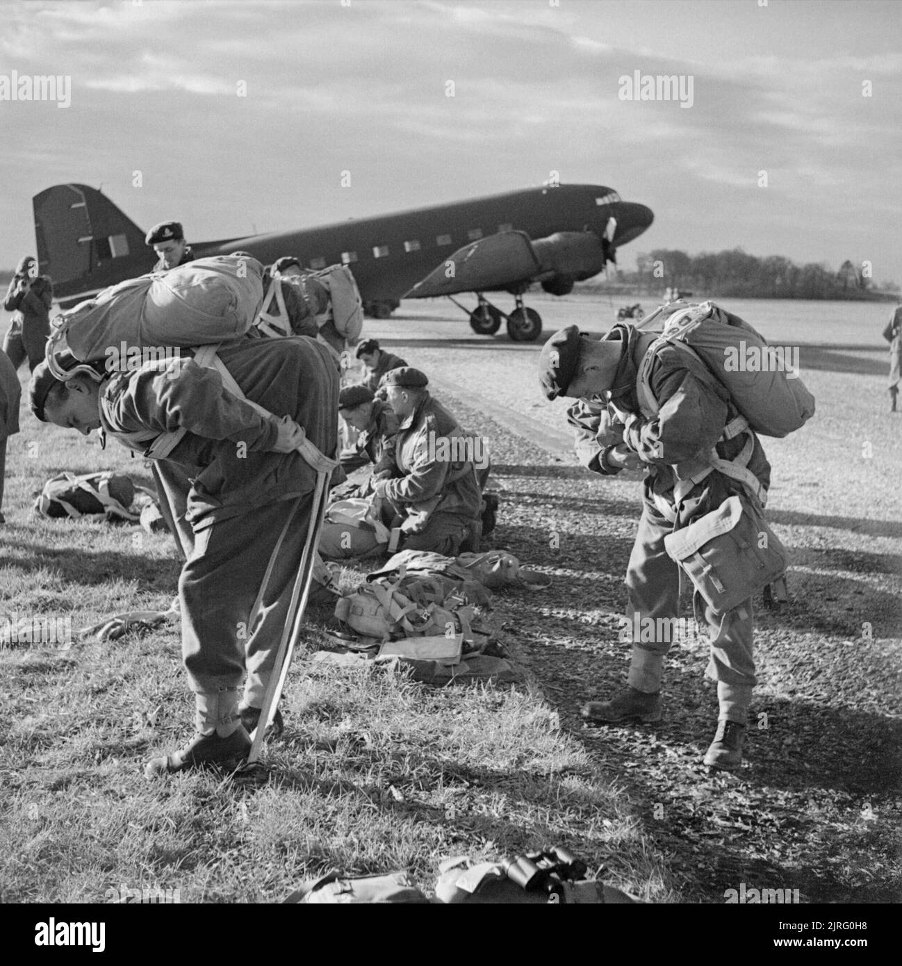 British paratroops fitting their parachute harnesses before entering a Dakota during a large-scale airborne forces exercise, 22 April 1944. Paratroopers fitting their parachute harnesses before entering a Dakota during a large-scale airborne forces exercise, 22 April 1944. Stock Photo