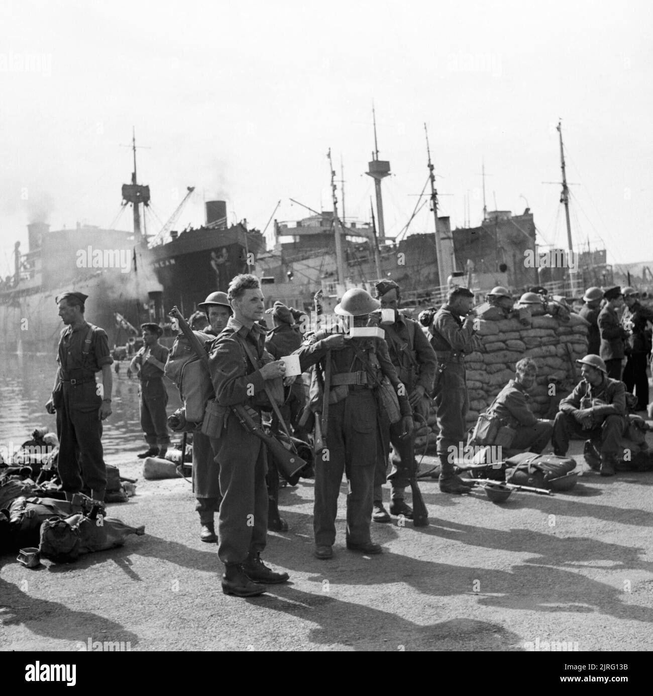 The British Army in the United Kingdom 1940 Troops on the quayside at Falmouth after being evacuated from France, June 1940. Stock Photo
