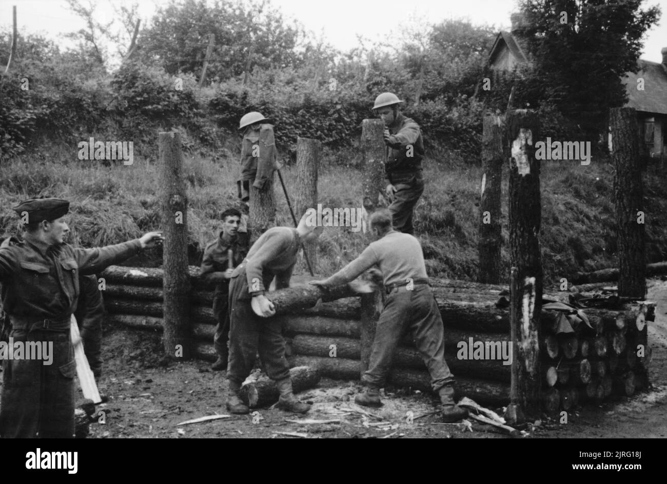 The British Expeditionary Force (bef) in France 1939-1940 British troops on the Somme Front: British troops erect an anti-tank barrier on the Amiens-Rouen road. Stock Photo