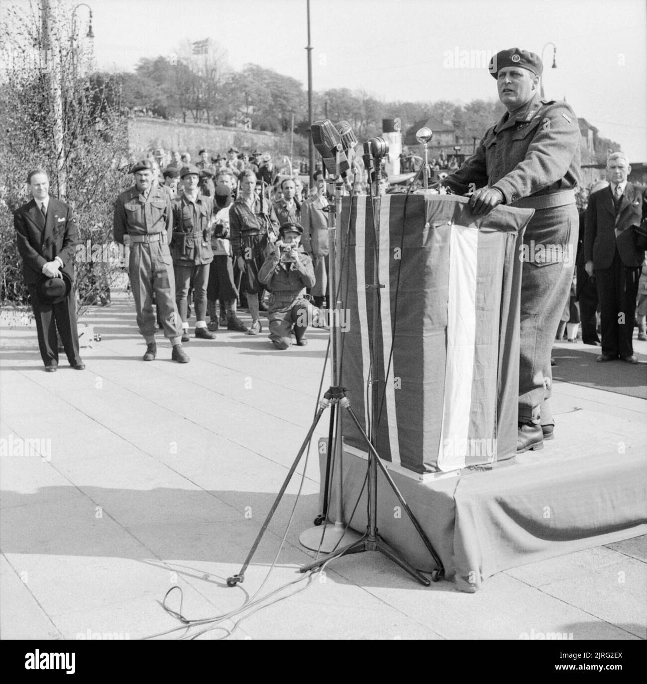 The Norwegian Government in Exile during the Second World War HRH Crown Prince Olaf in battle-dress addressing the welcoming crowd on the quayside at Oslo following his journey home on a British destroyer, accompanied by Major General Urquhart CBE DSO, Commanding 1st Airborne Division. Stock Photo
