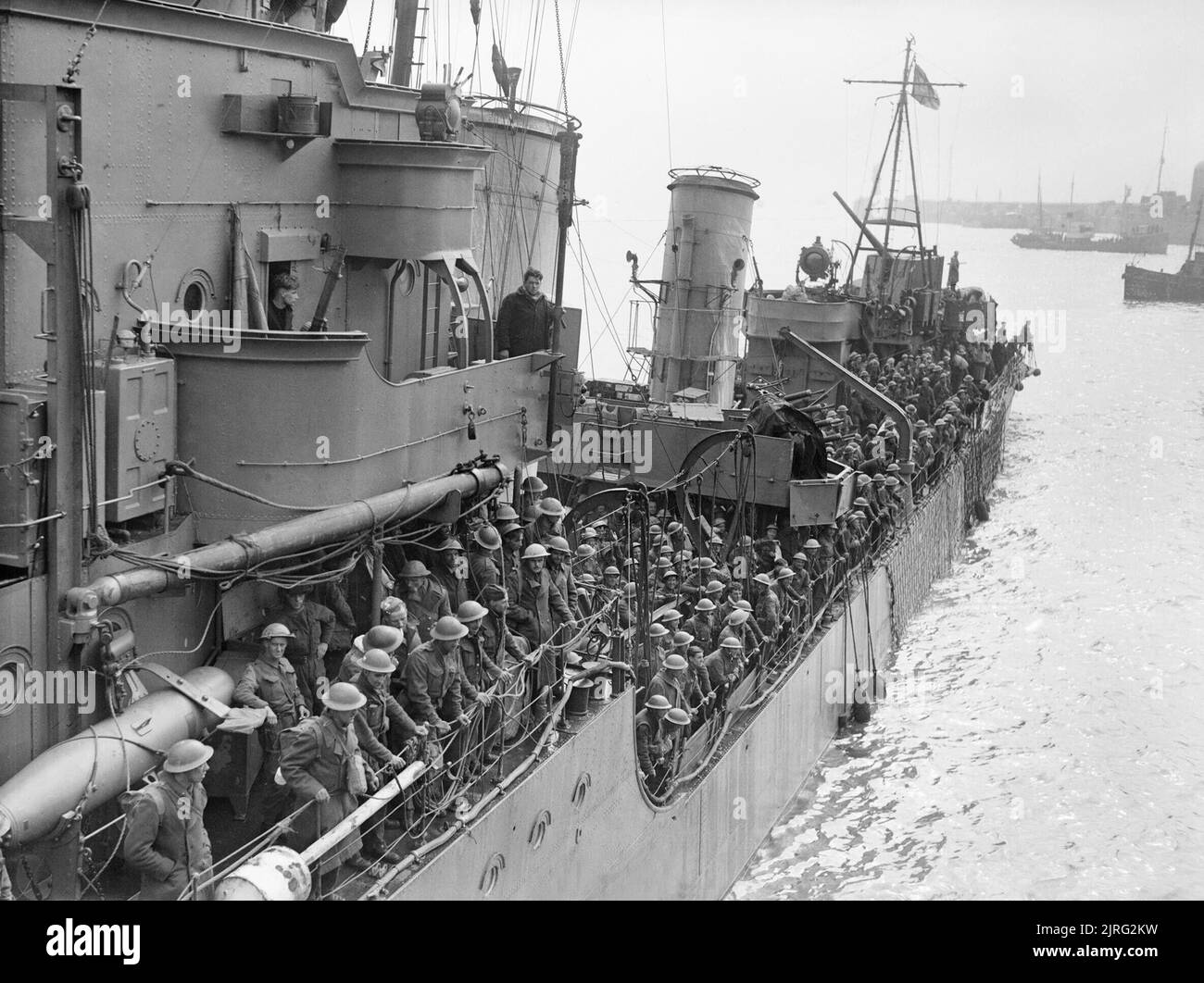 Troops evacuated from Dunkirk on a destroyer about to berth at Dover, 31 May 1940. Evacuated troops on a destroyer about to berth at Dover, 31 May 1940. Stock Photo