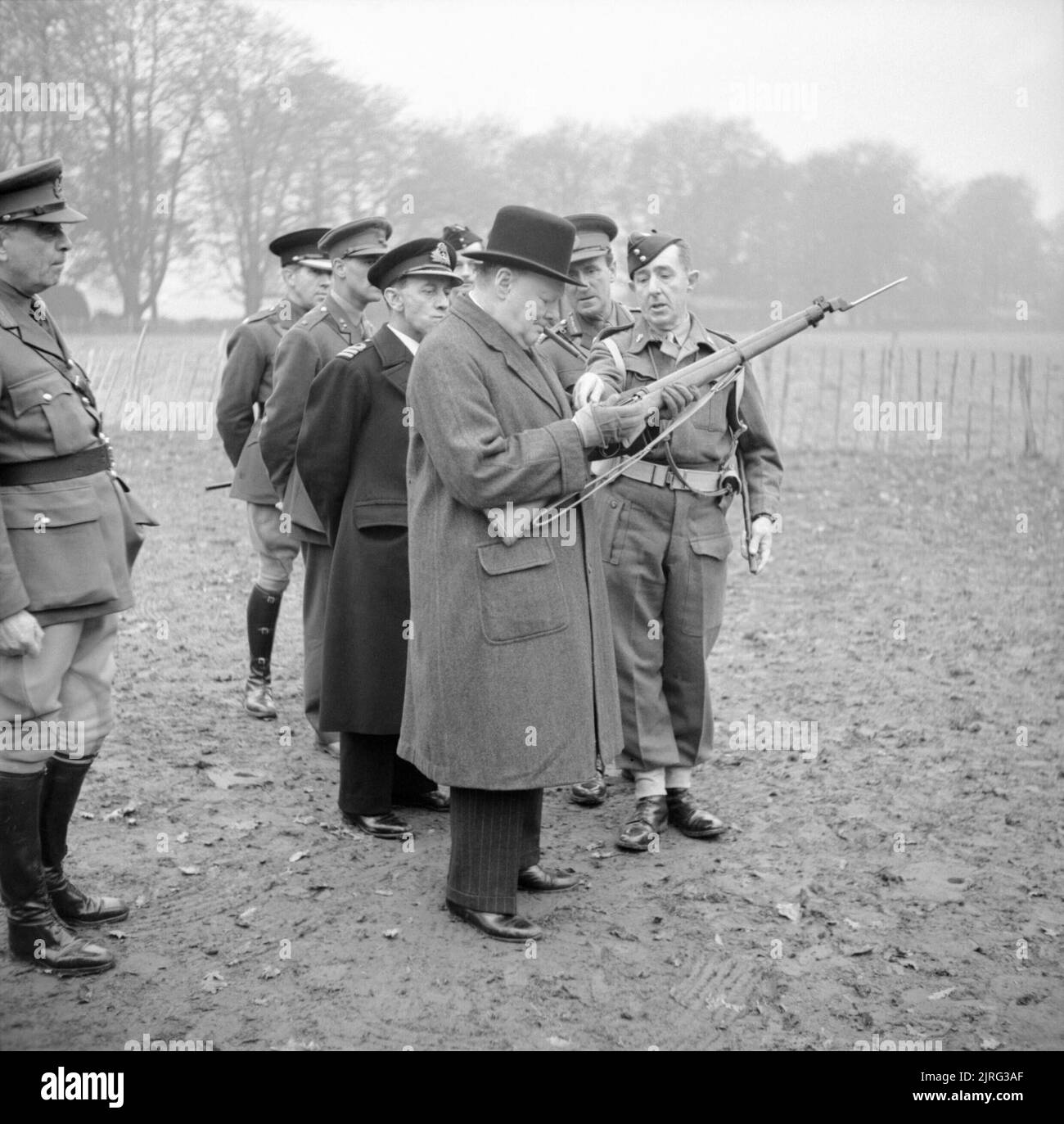 Winston Churchill inspects the new Lee-Enfield No. 4 Mk 1 rifle during a visit to 53rd Division in Kent, 20 November 1942. Winston Churchill inspects the new Lee-Enfield No. 4 rifle with spike bayonet during a visit to 53rd Division in Kent, 20 November 1942. Stock Photo