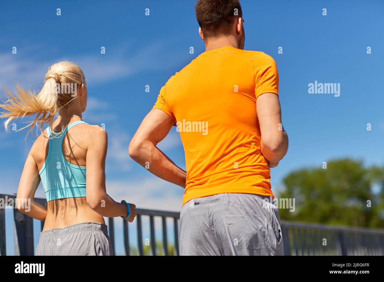 Back view sporty couple hi-res stock photography and images - Alamy