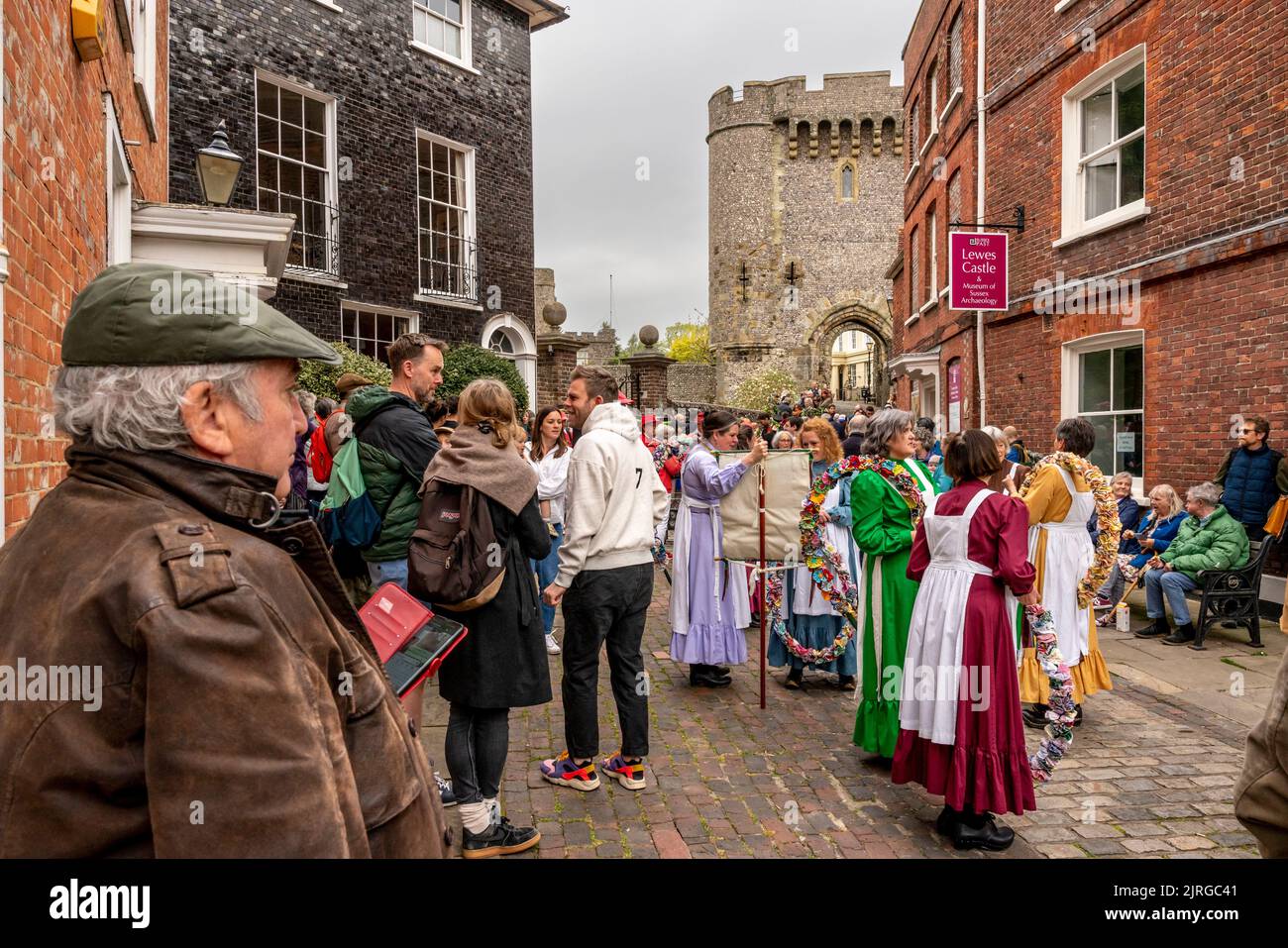 The Knots Of May Female Morris Dancers Wait Outside Lewes Castle To Take Part In The Annual Garland Day Parade, Lewes, East Sussex, UK. Stock Photo