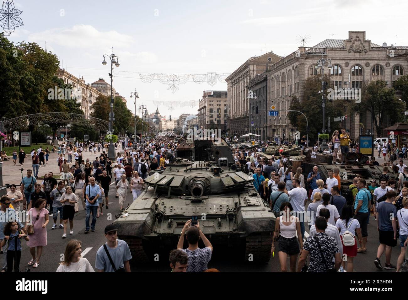 Kyiv, Kyiv Oblast, Ukraine. 21st Aug, 2022. A view of people flocked to see the destroyed Russian military equipment showcased on the streets of Kyiv. As dedicated to the upcoming Independence Day of Ukraine, and nearly 6 months after the full-scale invasion of Ukraine on February 24, the country's capital Kyiv holds an exhibition on the main street of Khreschaytk Street showing multiple destroyed military equipment, tanks and weapons from The Armed Forces of The Russian Federation (AFRF).As the Russian full invasion of Ukraine started on February 24, the war that has killed numerous civilia Stock Photo