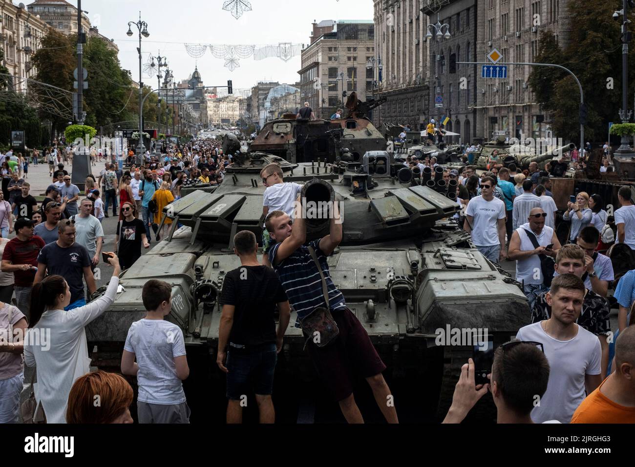Kyiv, Kyiv Oblast, Ukraine. 21st Aug, 2022. A view of citizens flocked to see the destroyed Russian military equipment and tanks showcased on the streets of Kyiv. As dedicated to the upcoming Independence Day of Ukraine, and nearly 6 months after the full-scale invasion of Ukraine on February 24, the country's capital Kyiv holds an exhibition on the main street of Khreschaytk Street showing multiple destroyed military equipment, tanks and weapons from The Armed Forces of The Russian Federation (AFRF).As the Russian full invasion of Ukraine started on February 24, the war that has killed nume Stock Photo