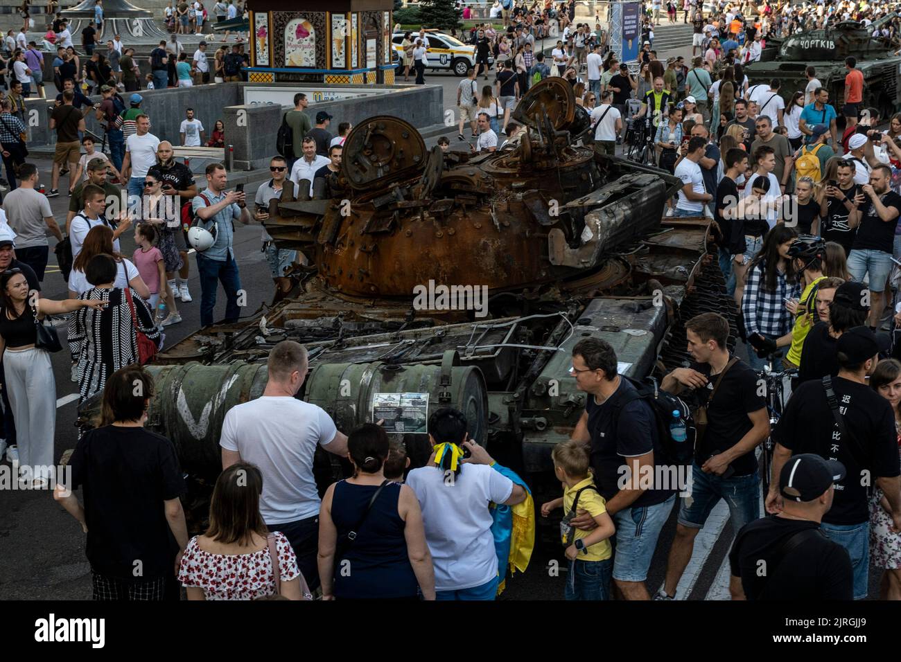 Kyiv, Kyiv Oblast, Ukraine. 21st Aug, 2022. Citizens flock to see the wreckage of destroyed Russian military tanks on the streets of Kyiv. As dedicated to the upcoming Independence Day of Ukraine, and nearly 6 months after the full-scale invasion of Ukraine on February 24, the country's capital Kyiv holds an exhibition on the main street of Khreschaytk Street showing multiple destroyed military equipment, tanks and weapons from The Armed Forces of The Russian Federation (AFRF).As the Russian full invasion of Ukraine started on February 24, the war that has killed numerous civilians and soldi Stock Photo
