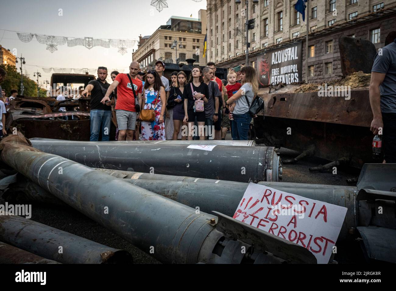 Kyiv, Kyiv Oblast, Ukraine. 21st Aug, 2022. People observe the wreckage of Russian missile parts as displayed on the streets of Kyiv. As dedicated to the upcoming Independence Day of Ukraine, and nearly 6 months after the full-scale invasion of Ukraine on February 24, the country's capital Kyiv holds an exhibition on the main street of Khreschaytk Street showing multiple destroyed military equipment, tanks and weapons from The Armed Forces of The Russian Federation (AFRF).As the Russian full invasion of Ukraine started on February 24, the war that has killed numerous civilians and soldiers, Stock Photo