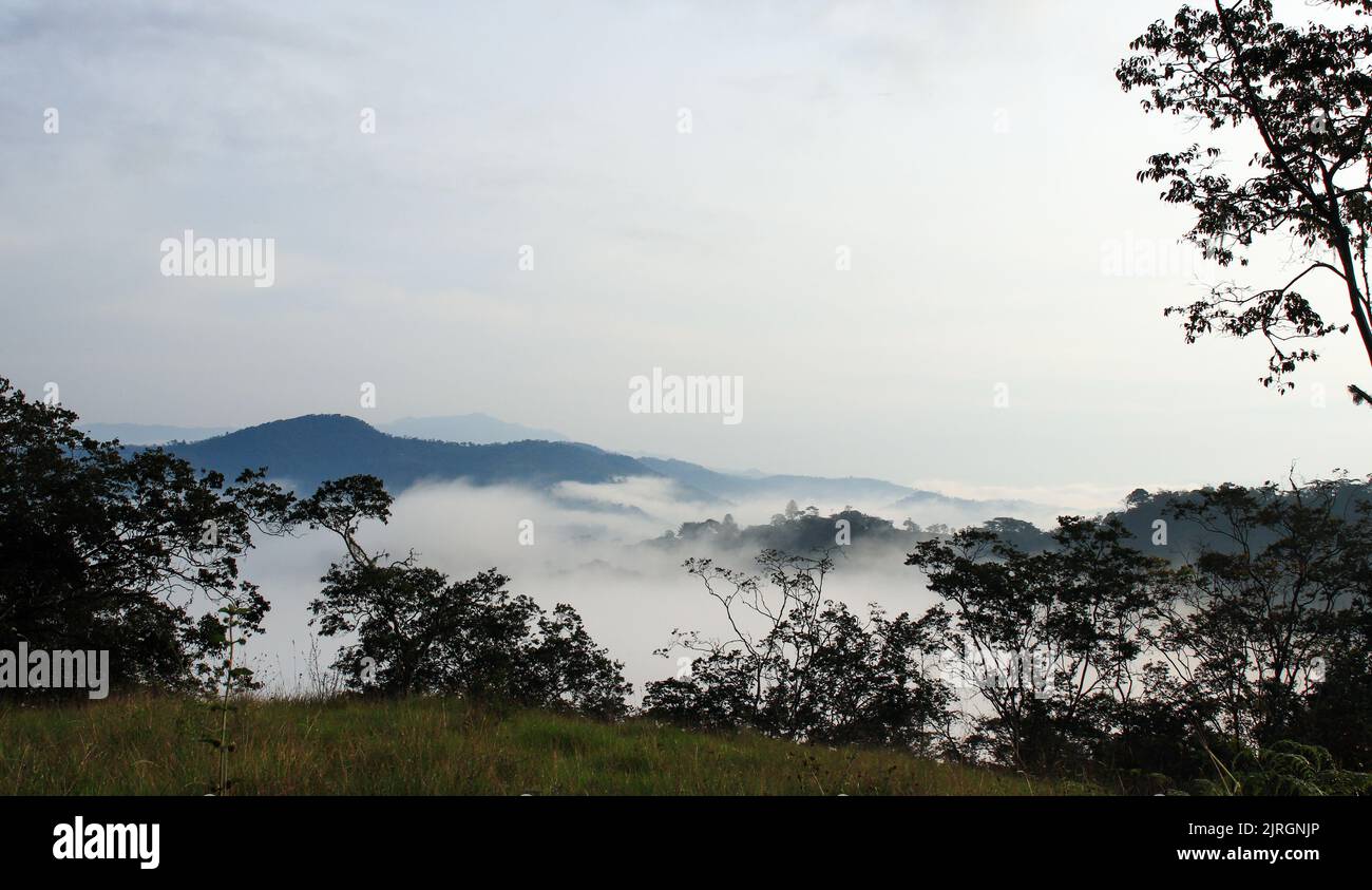 Fog covered mountains hi-res stock photography and images - Alamy