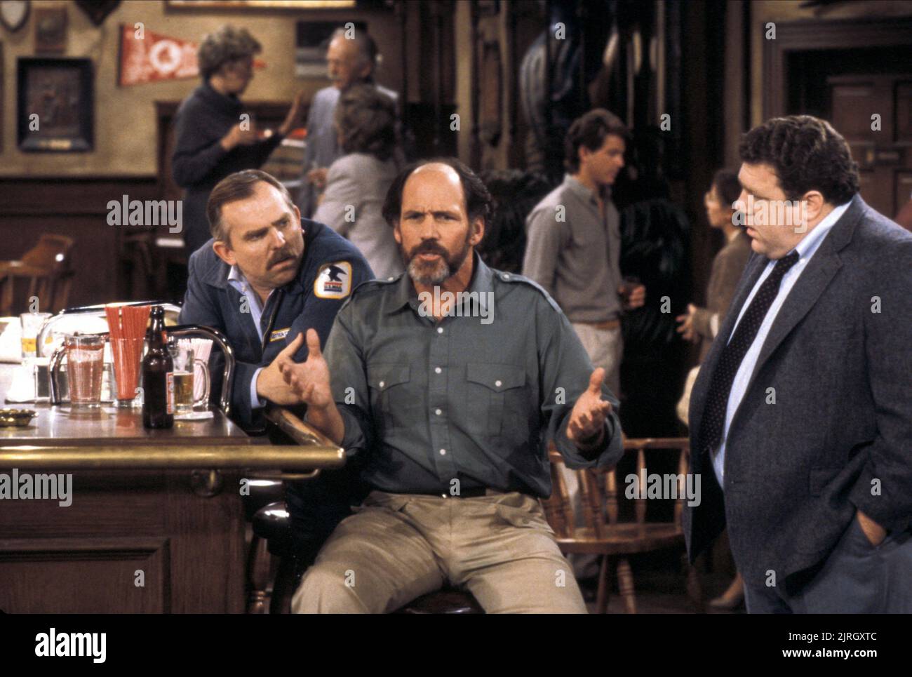 JOHN RATZENBERGER, GEORGE WENDT, CHEERS, 1982 Stock Photo - Alamy