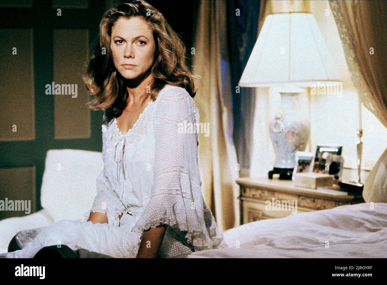 KATHLEEN TURNER, THE WAR OF THE ROSES, 1989 Stock Photo Alamy