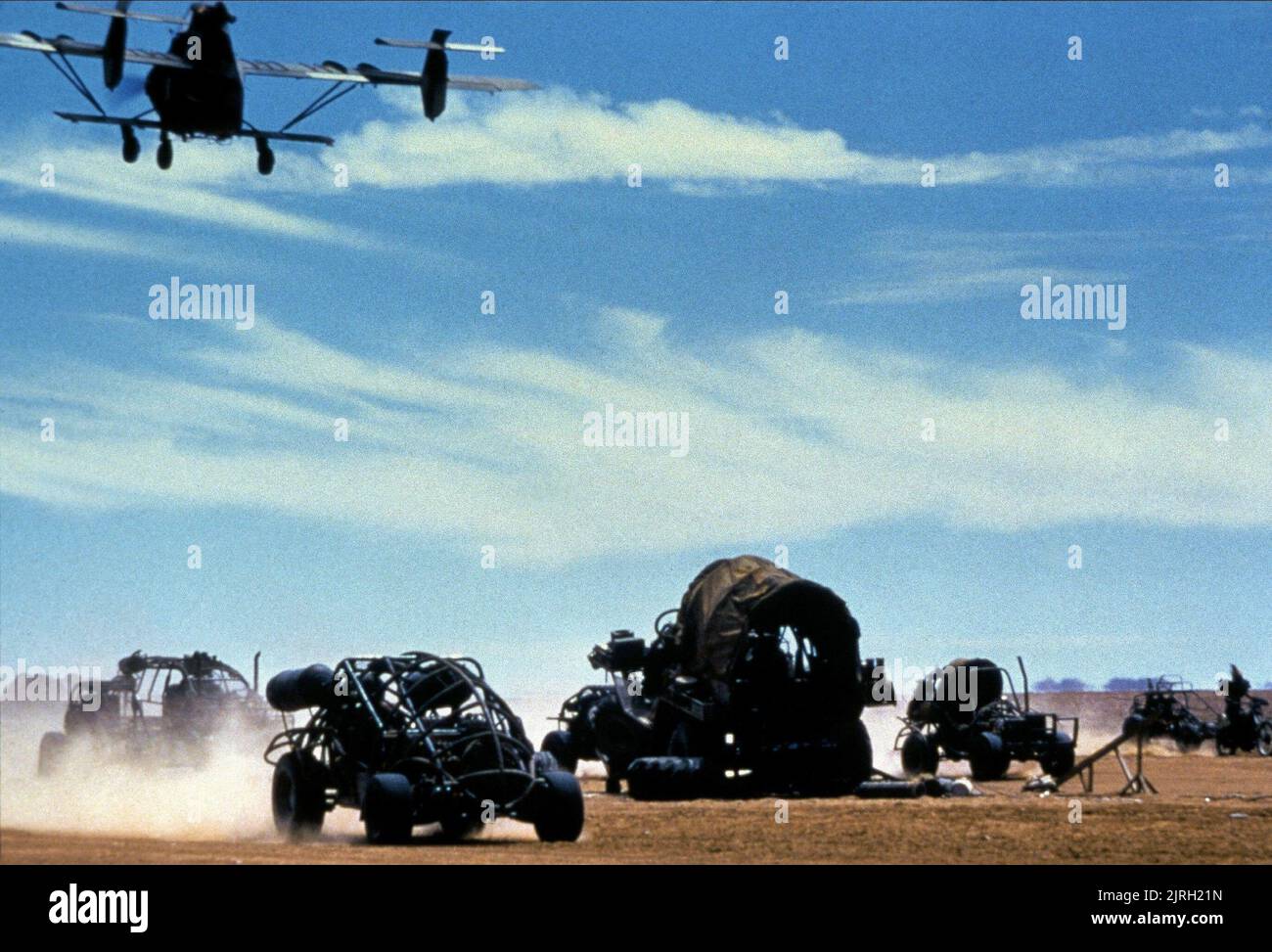 CARS, PLANES IN THE DESERT, MAD MAX BEYOND THUNDERDOME, 1985 Stock Photo