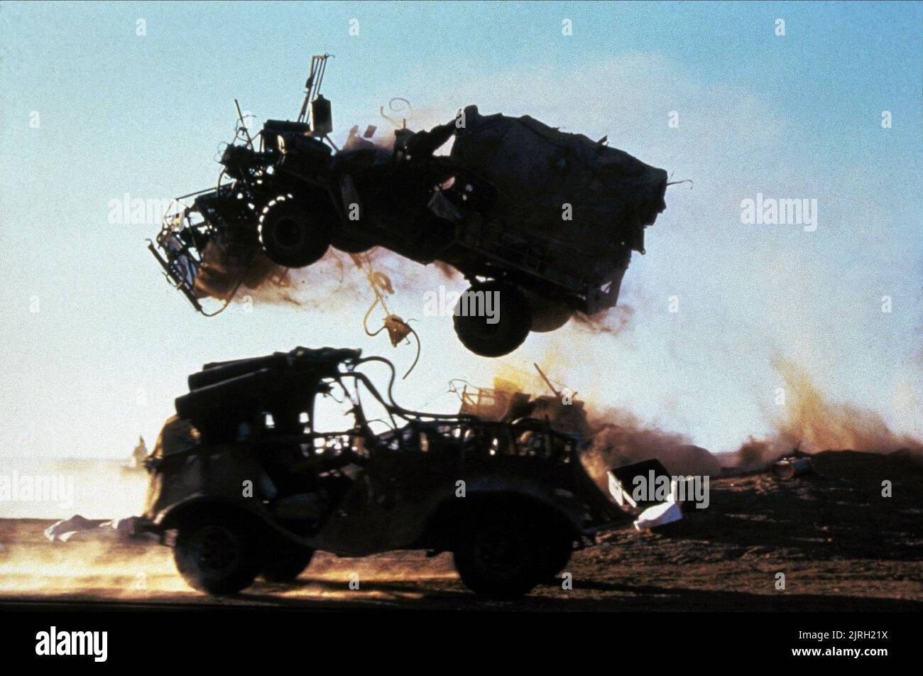 CARS LEAPS THROUGH THE AIR, MAD MAX BEYOND THUNDERDOME, 1985 Stock Photo