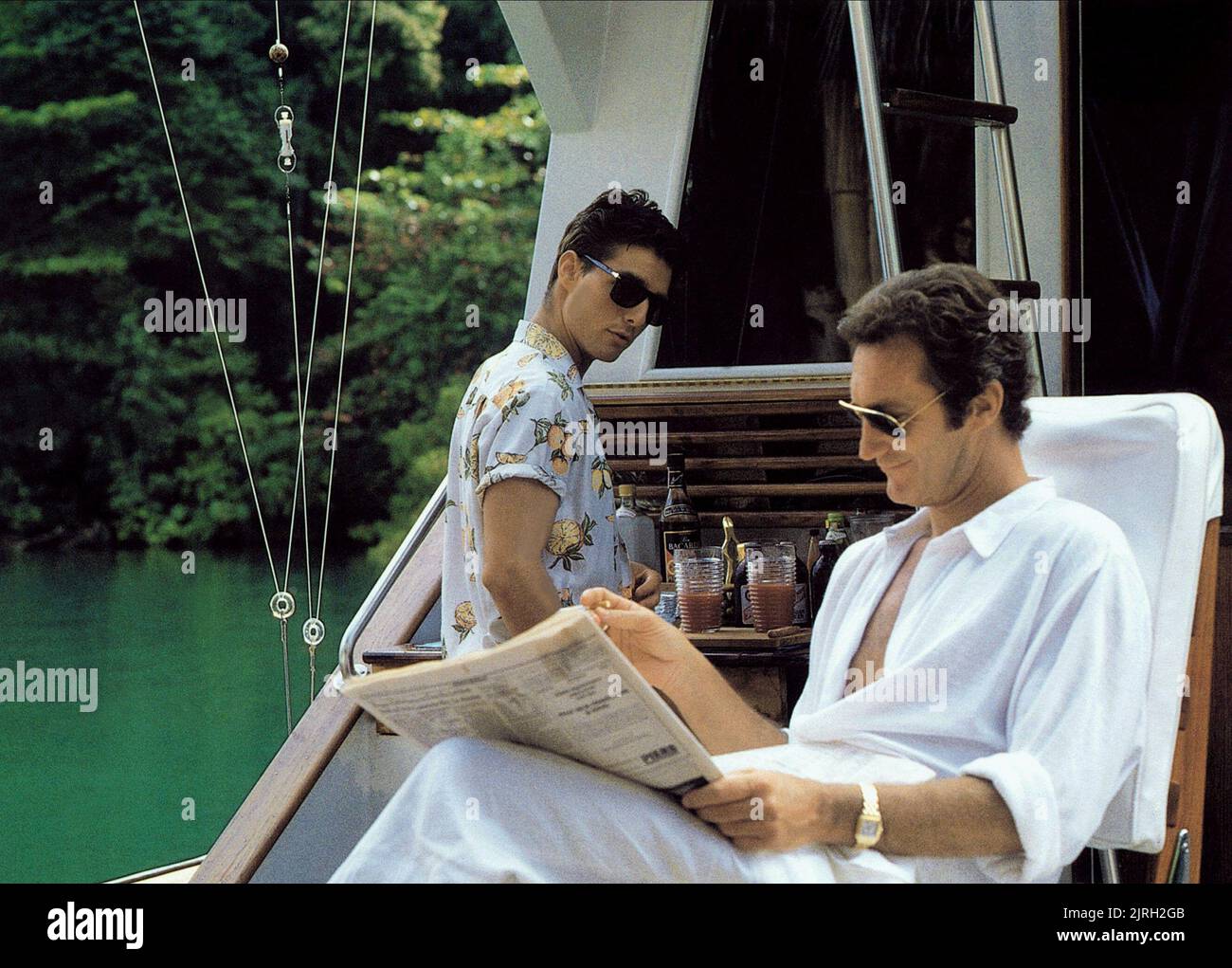 TOM CRUISE, BRYAN BROWN, COCKTAIL, 1988 Stock Photo