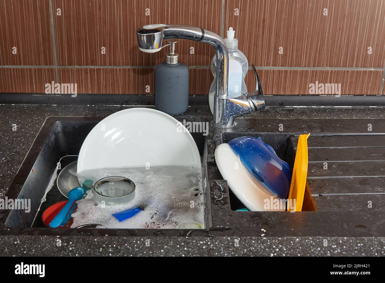 Kitchen sink washing dishes Stock Photo - Alamy