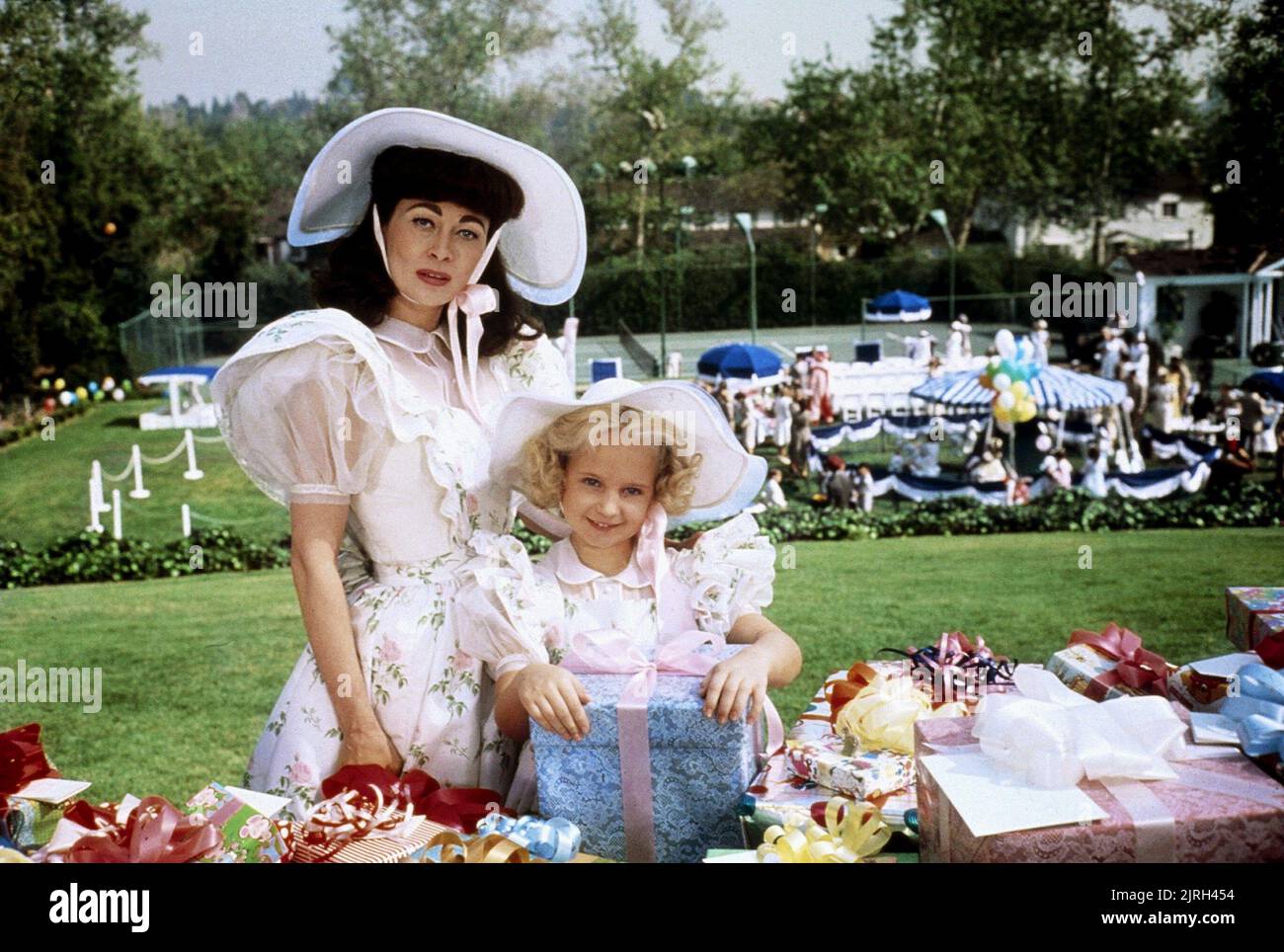 FAYE DUNAWAY, MARA HOBEL, MOMMIE DEAREST, 1981 Stock Photo