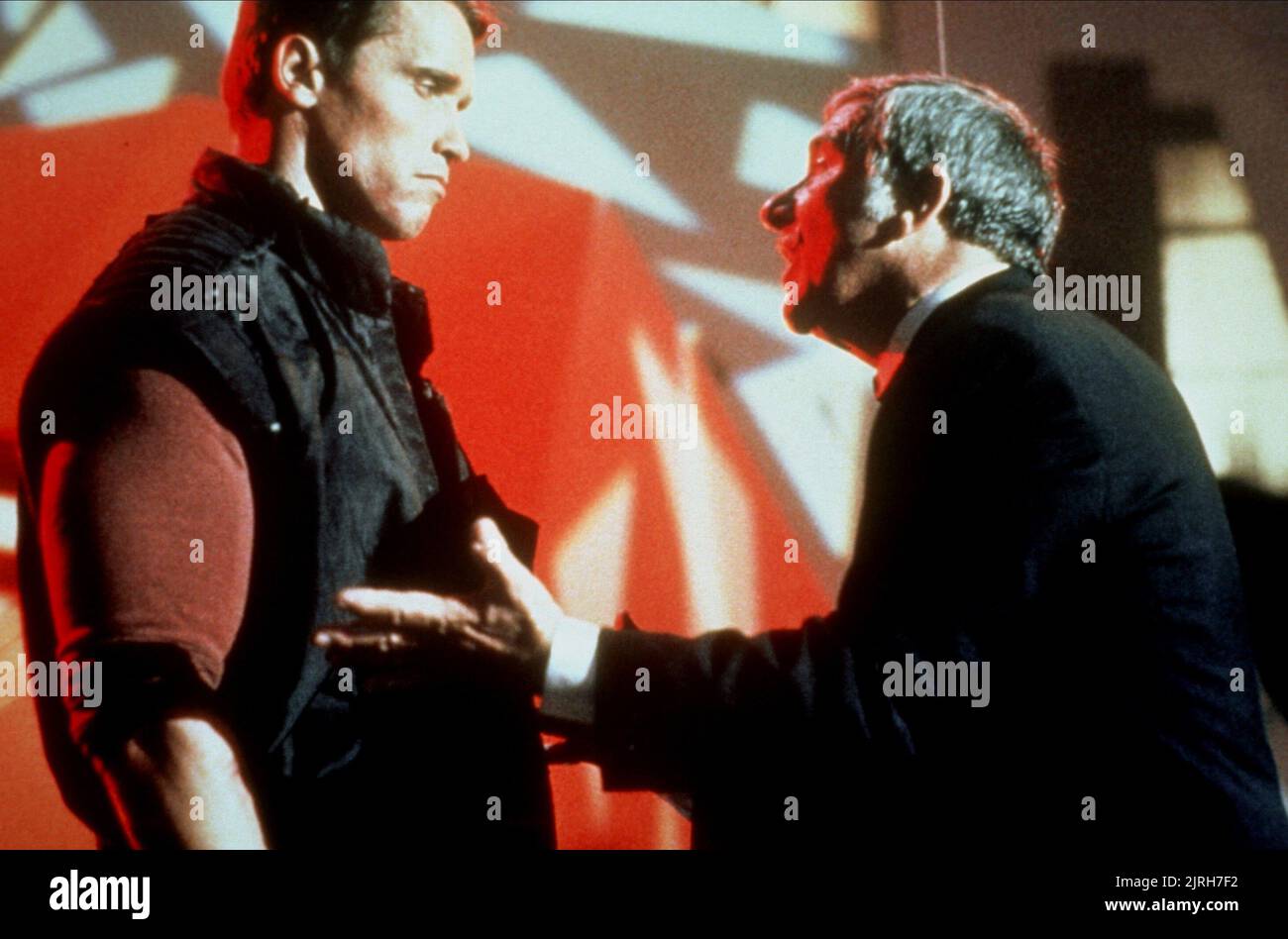 ARNOLD SCHWARZENEGGER, RICHARD DAWSON, THE RUNNING MAN, 1987 Stock Photo Alamy