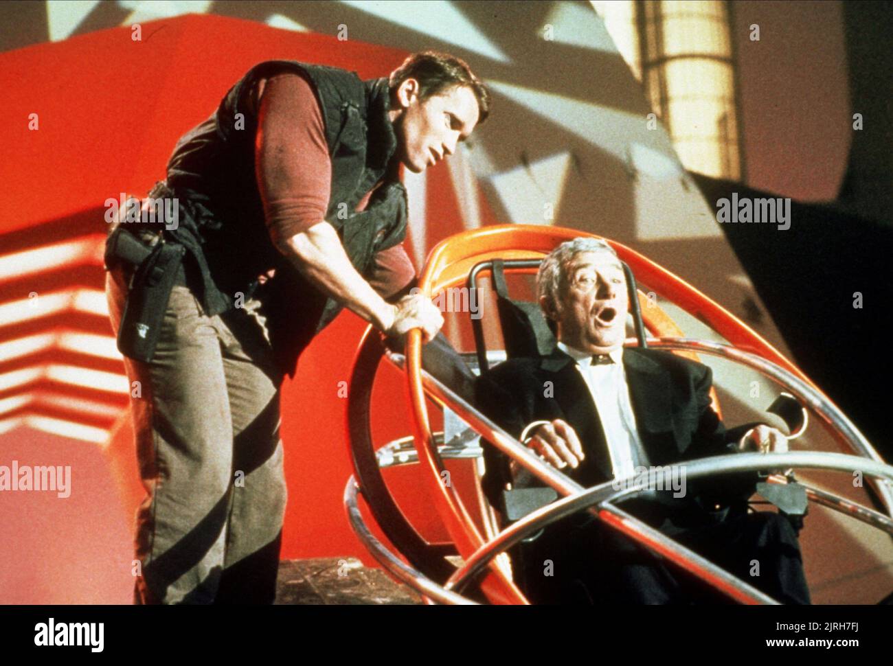 ARNOLD SCHWARZENEGGER, RICHARD DAWSON, THE RUNNING MAN, 1987 Stock Photo Alamy