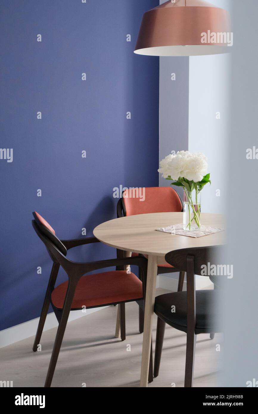 Bright colour and and empty room hi-res stock photography and images - Alamy