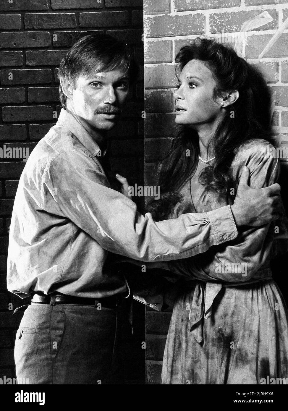 RICHARD THOMAS, MARY CROSBY, FINAL JEOPARDY, 1985 Stock Photo Alamy