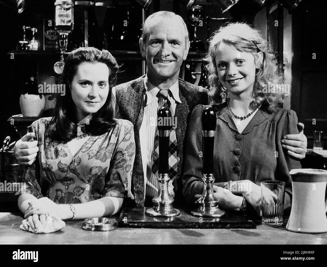 LYNNE PEARSON, PATRICK O'CONNELL, KATHYRN POGSON, WE'LL MEET AGAIN, 1982 Stock Photo