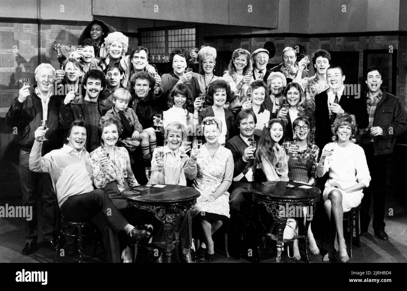 Kevin Kennedy, Liz Dawn, Bill Tarmey, Betty Driver, Julie Goodyear, Bill Waddington, Sean Wilson, Christopher Quinten, Michael Le Vell, Helen Worth, Barbara Knox, Thelma Barlow, Jill Summers, Bryan Mosley, Jonny Briggs, Eileen Derbyshire, Jean Alexander,  Television: Coronation Street (TV-Serie) Characters: Curly Watts,,,Betty Turpin,Bet Gilroy,Percy Sugden,Martin Platt,,Kevin Webster,Gail Platt,Rita Sullivan,Mavis Wilton,Phyllis Pearce,Alf Roberts,,Emily Bishop,Hilda Ogden,  Uk 1960-, 07 December 1985   **WARNING** This Photograph is for editorial use only and is the copyright of GRANADA TELE Stock Photo