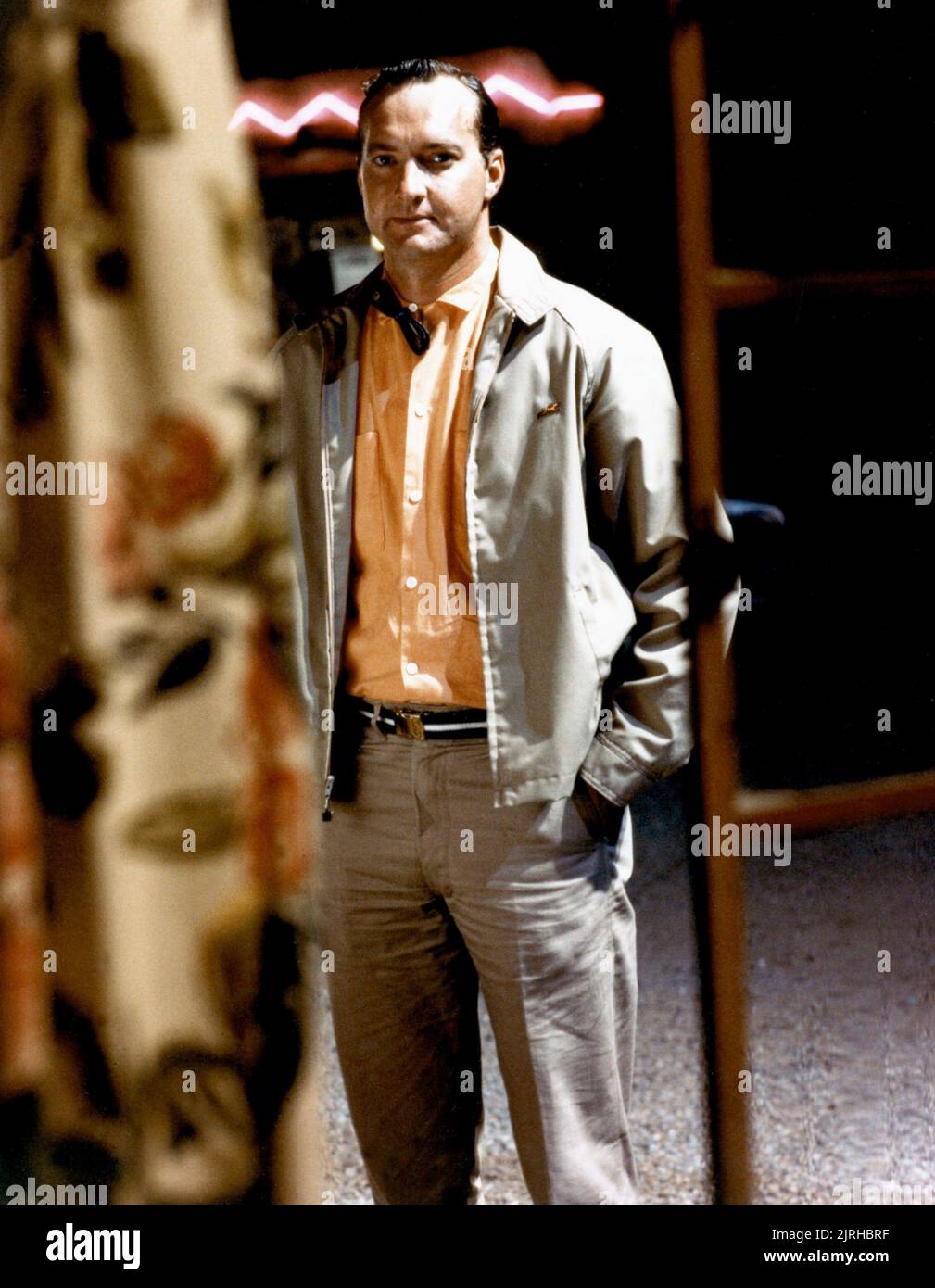 Randy Quaid Cagando Lleno Randy Quaid Sonriendo Mientras Sostiene