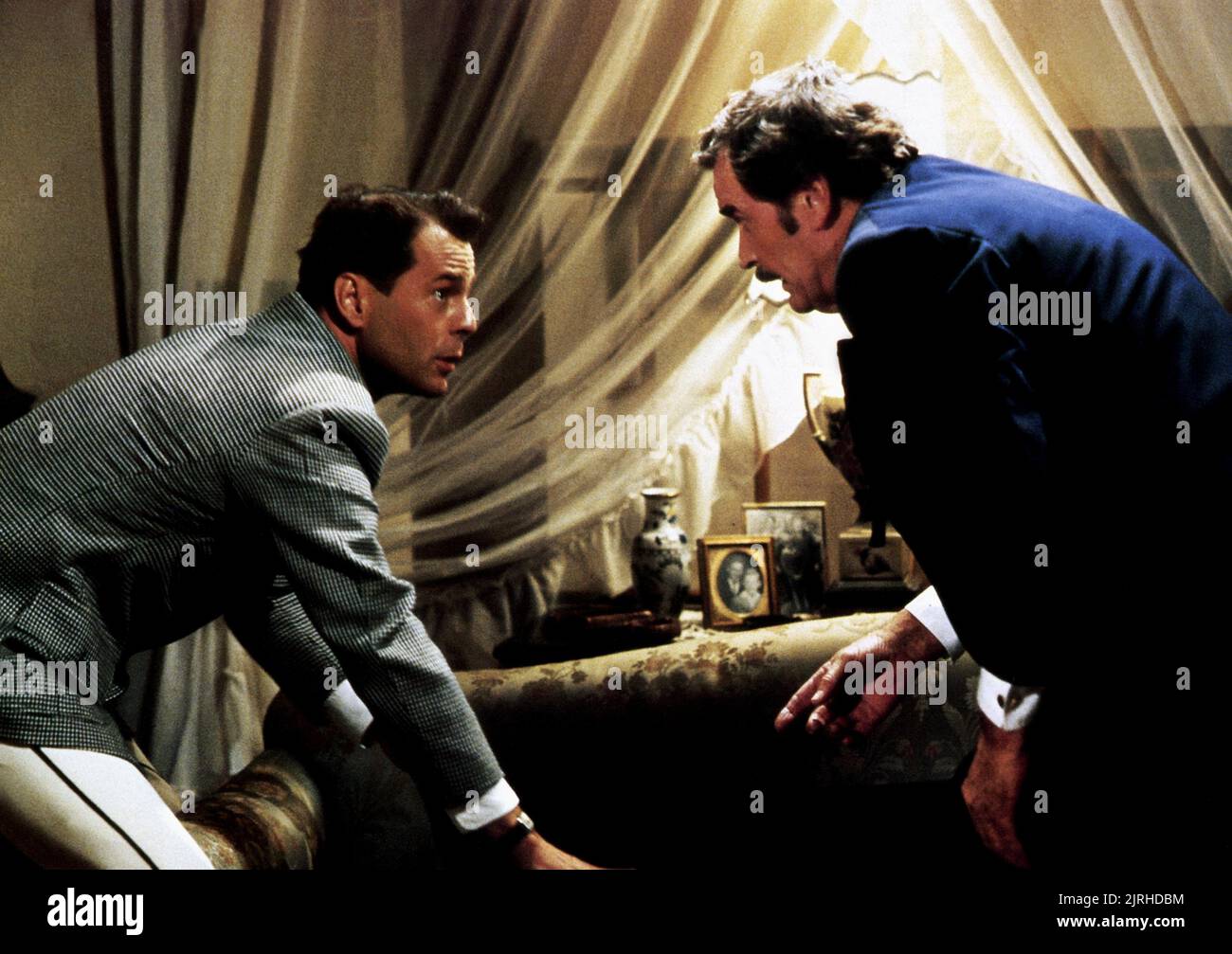 BRUCE WILLIS, JAMES GARNER, SUNSET, 1988 Stock Photo Alamy