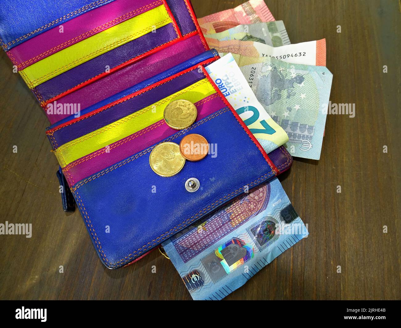 Open wallet on table hi-res stock photography and images - Alamy