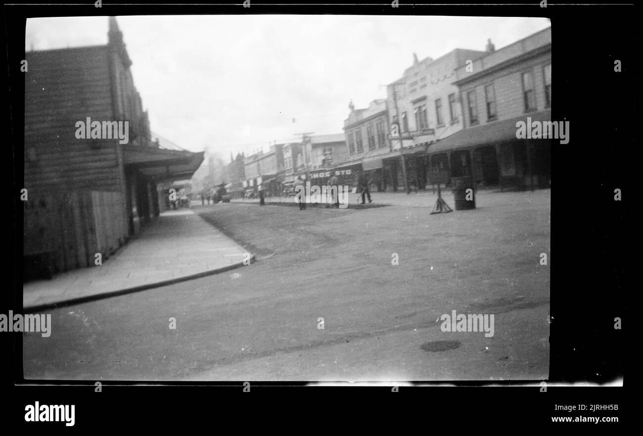 Workers on Jackson street, Petone, 1920s to 1930s, by Roland Searle