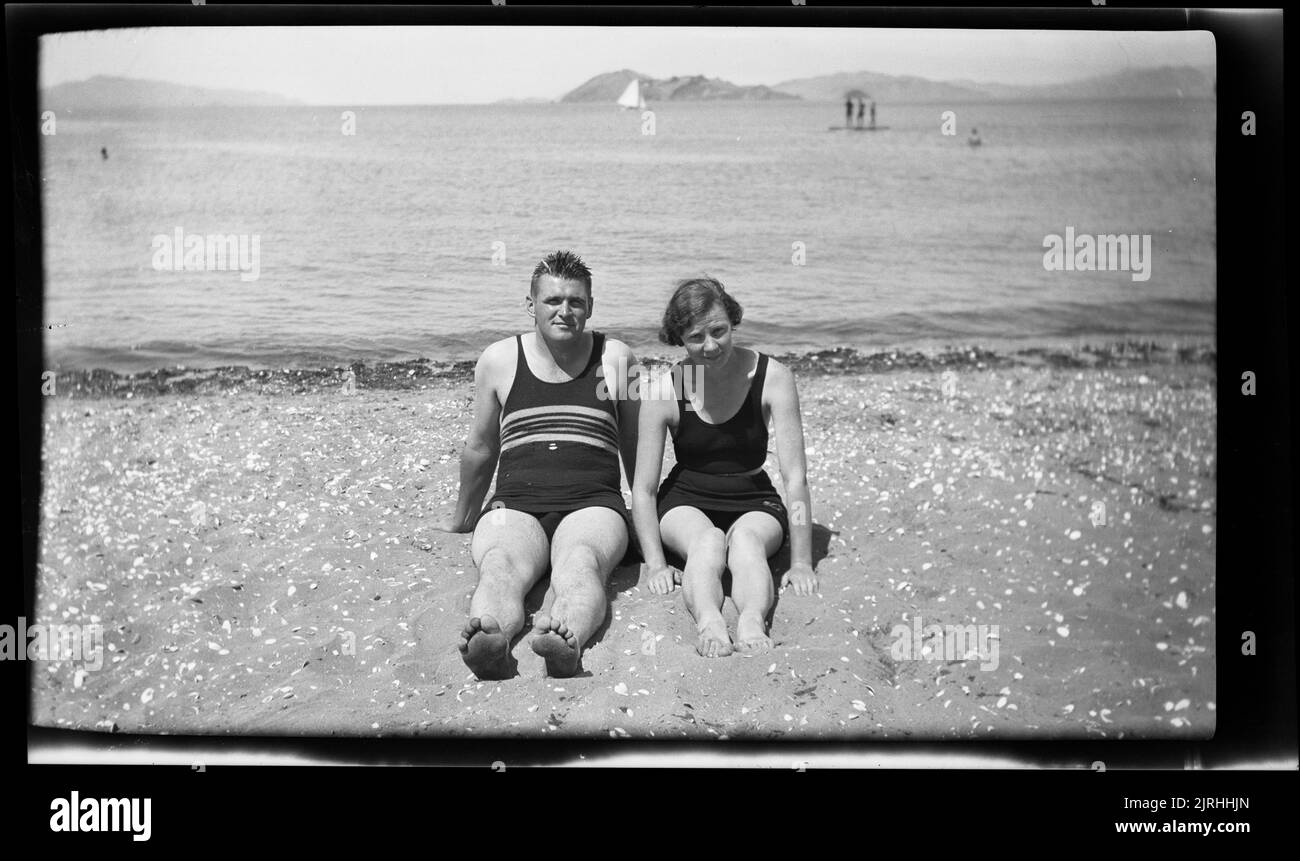 1930s beach couple hi-res stock photography and images - Alamy