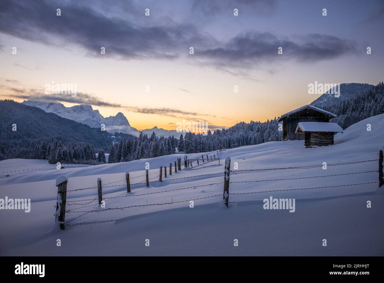 Verschneite Landschaft mit Blick auf die Zugspitze, Bayern, Deutschland Stock Photo