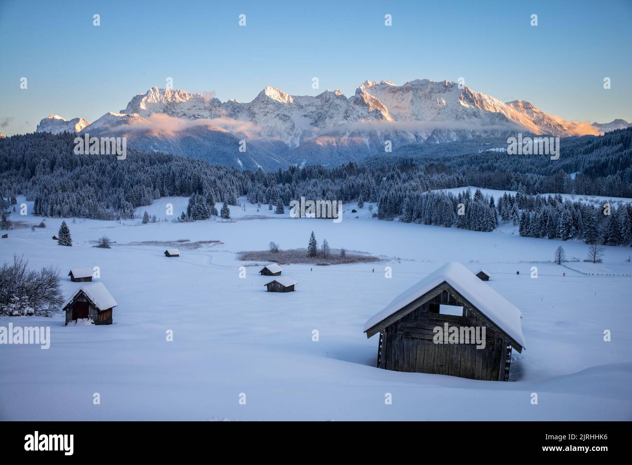 Blick über den gefrorenen Wagenbrüchsee auf das verschneite Karwendelgebirge, Bayern, Deutschland Stock Photo