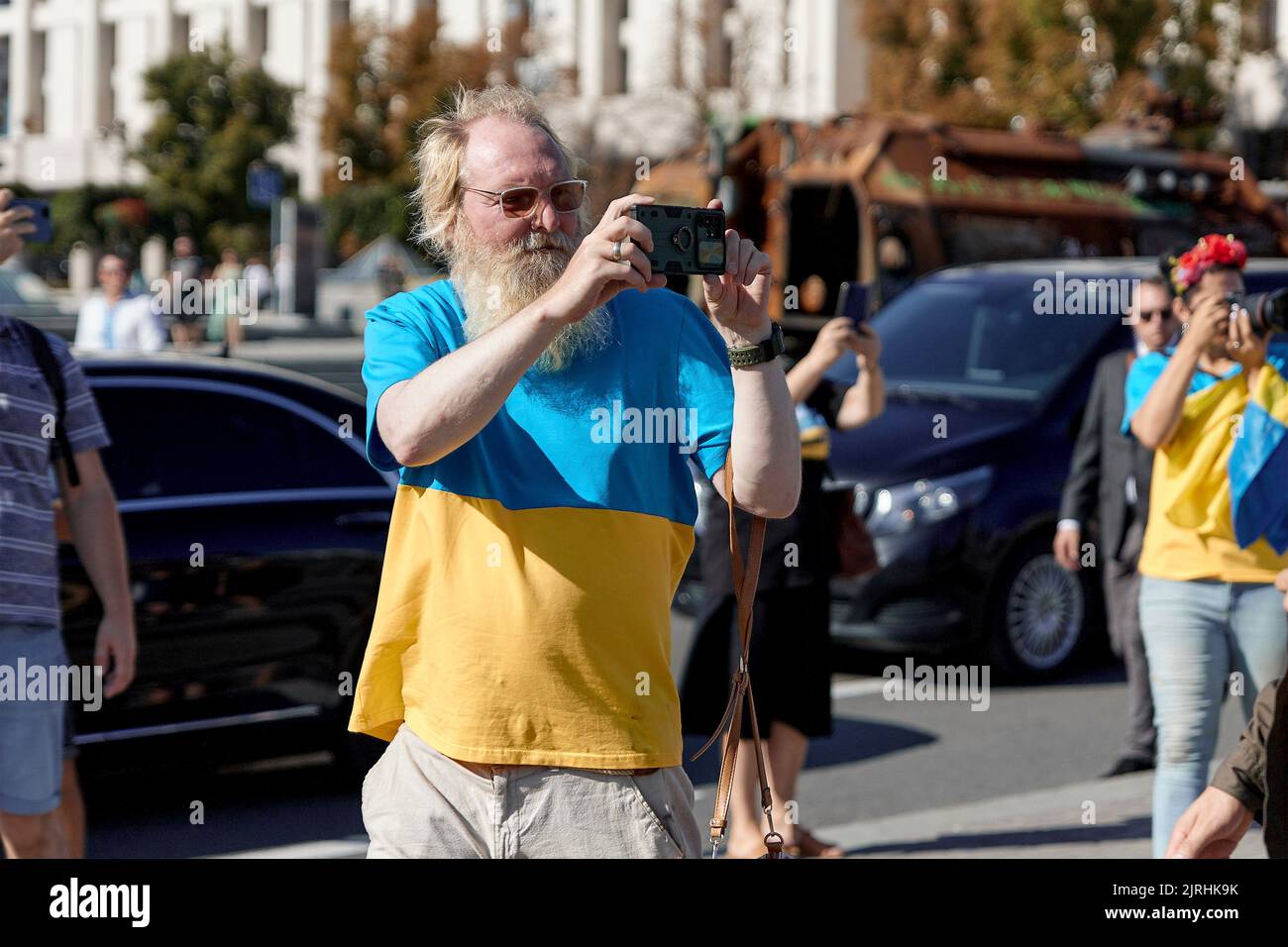 Kyiv, Ukraine. 24th Aug, 2022. Ukrainians pause to take mobile phone photos of President Volodymyr Zelenskyy, and British Prime Minister Boris Johnson, as they walk through the streets of the capital, August 24, 2022 in Kyiv Ukraine. Credit: Sarsenov Daniiar/Ukraine Presidency/Alamy Live News Stock Photo